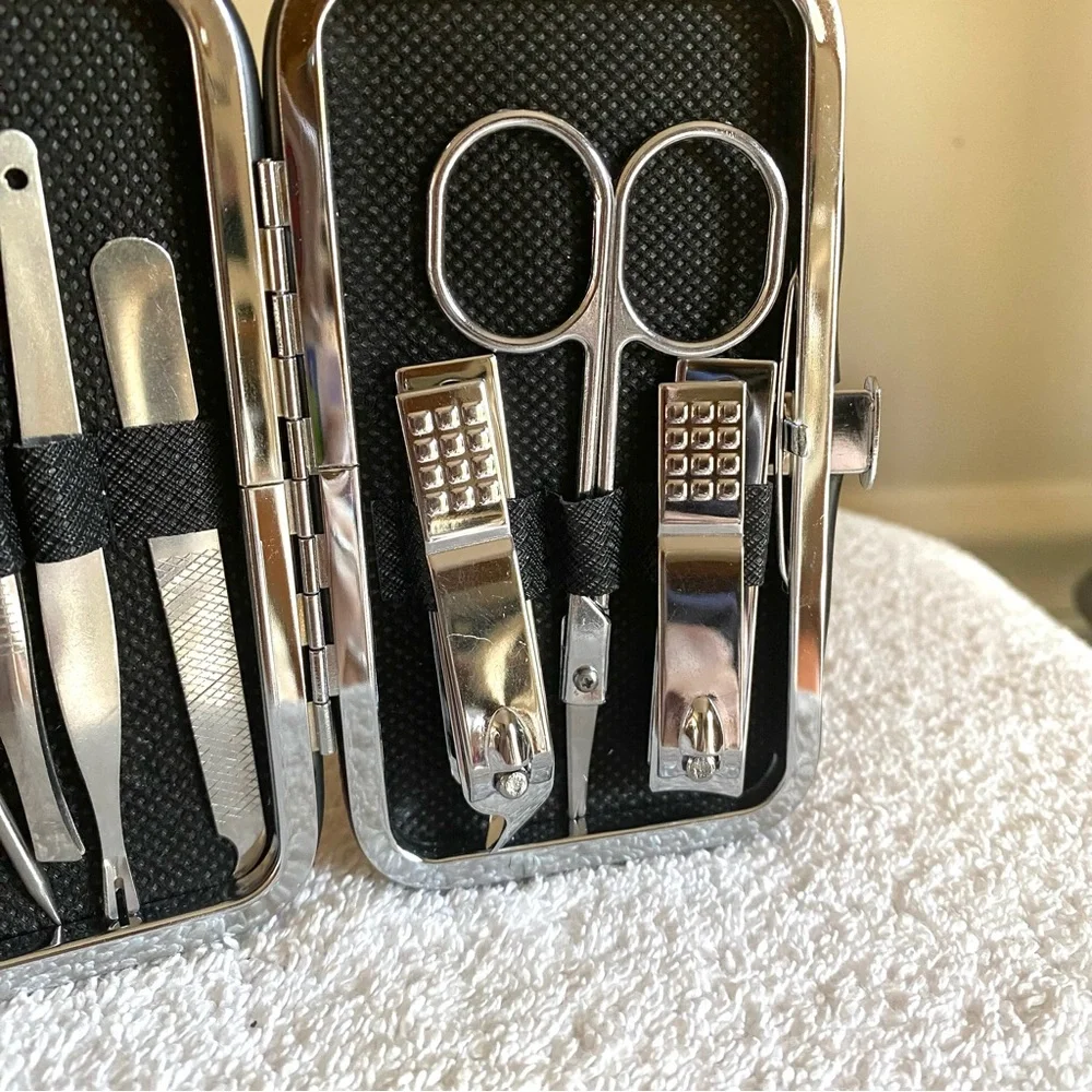🎅🏻 SALE! Manicure Set 8pc silver in a red Case brand new great for men women
